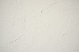 Read more about the article Hairline vs Structural Stucco Cracks: 5 Common Differences