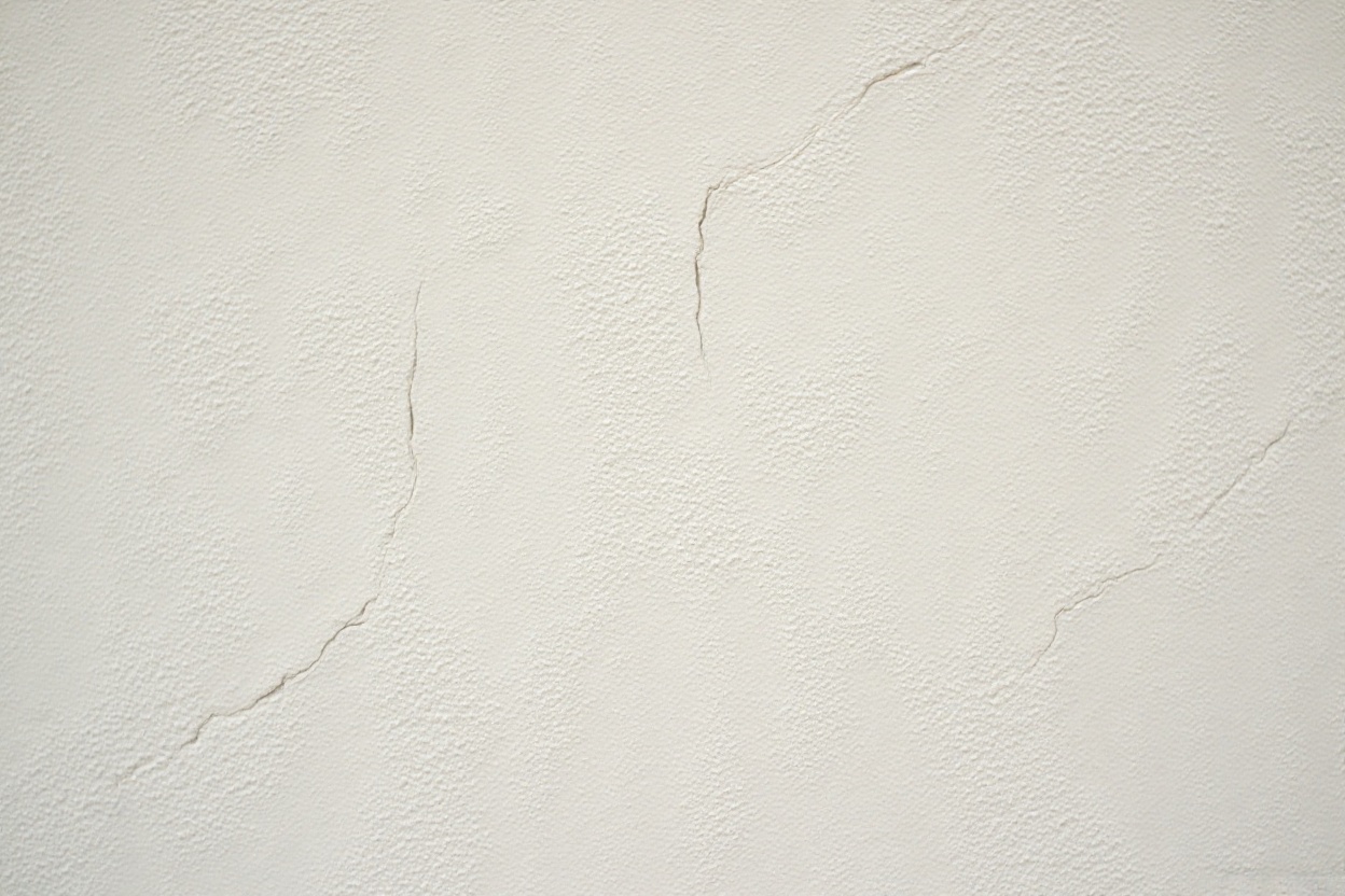 Read more about the article Hairline vs Structural Stucco Cracks: 5 Common Differences