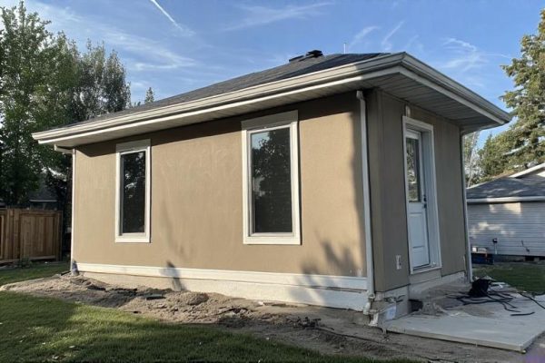 Exterior view of a Leduc AB home with EIFS stucco installed by Depend Exteriors. The seamless acrylic finish improves insulation and resists moisture, designed to withstand Alberta’s weather conditions. The image highlights energy-efficient cladding with detailed trim and smooth texture.